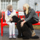 20. mars: Sammen med familiens hund Muffin, besøker Kronprinsessen demente på Solgården Sykehjem i Asker. Besøksvenn med hund er et tilbud i regi av Røde Kors.Foto: Berit Roald / NTB scanpix